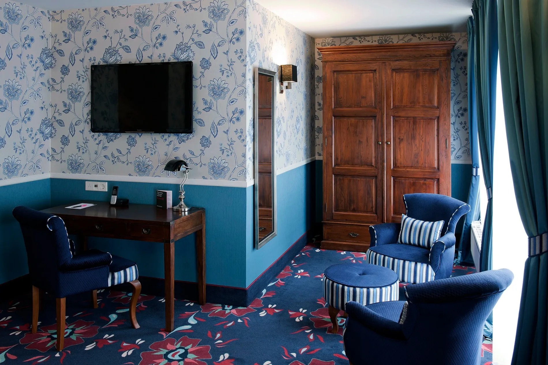 Carlton Ambassador Hotel Royal Room Klassiek Hollandse stijl met kast en bureau
